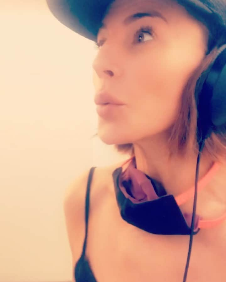 クリスタ・アレンのインスタグラム：「Did an ADR session early this morning for a TV movie I have coming out soon. It’s where we have to go in and loop lines when something is wrong with sound and say it exactly the way we said it on the day. We did this one line for about 15 minutes because apparently I don’t pronounce “Worcestershire” like a normal person! 😂 Anyone else?? Oh, That fiery red headed blob on the monitor is me! And yes, we were all practicing social distancing!  Happy to report that everything was scrubbed clean and sanitized before I went inside. ... That’s what he said. 🥁 * * #adr #voiceover #movies #actor #worchestershire #damn #oops #ugh #laugh #socialdistancing #thatswhatshesaid #lifetime」