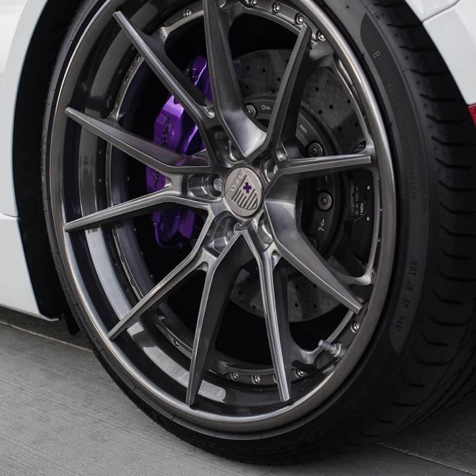 CARLiFESTYLEさんのインスタグラム写真 - (CARLiFESTYLEInstagram)「White Huracan on @anrkywheels With purple calipers. Thoughts? @tagmotorsports @max_fotography @markchapparone #carlifestyle」5月9日 5時49分 - carlifestyle