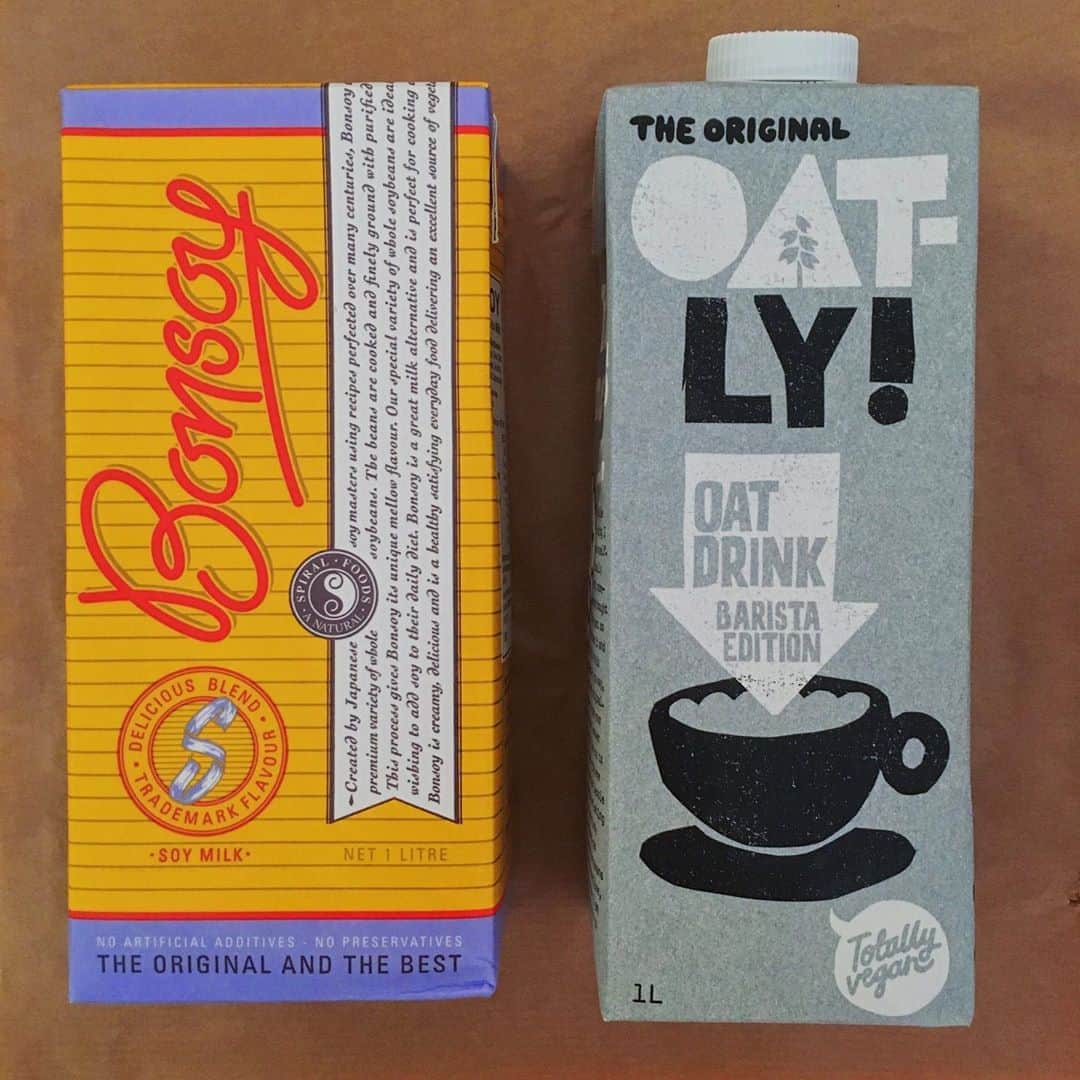 Yu-kiのインスタグラム：「カフェに行く時この２つのどちらかのミルクでコーヒーを飲む☕️最近ロンドンのカフェではだいたいどちらかは置いてあるんだけど、ないとこには行かないってくらい愛してやまないこの豆乳とオートミルク💛ブラックでも飲むけど、これで飲むコーヒーや紅茶がだいすき☺️OATLYのオートミルクはBARISTA EDITIONってやつが濃厚で割って飲むにはちょうどいい👍🏻BONSOYはそのままでも何に入れても最高においしい💯#bonsoy#oatly」
