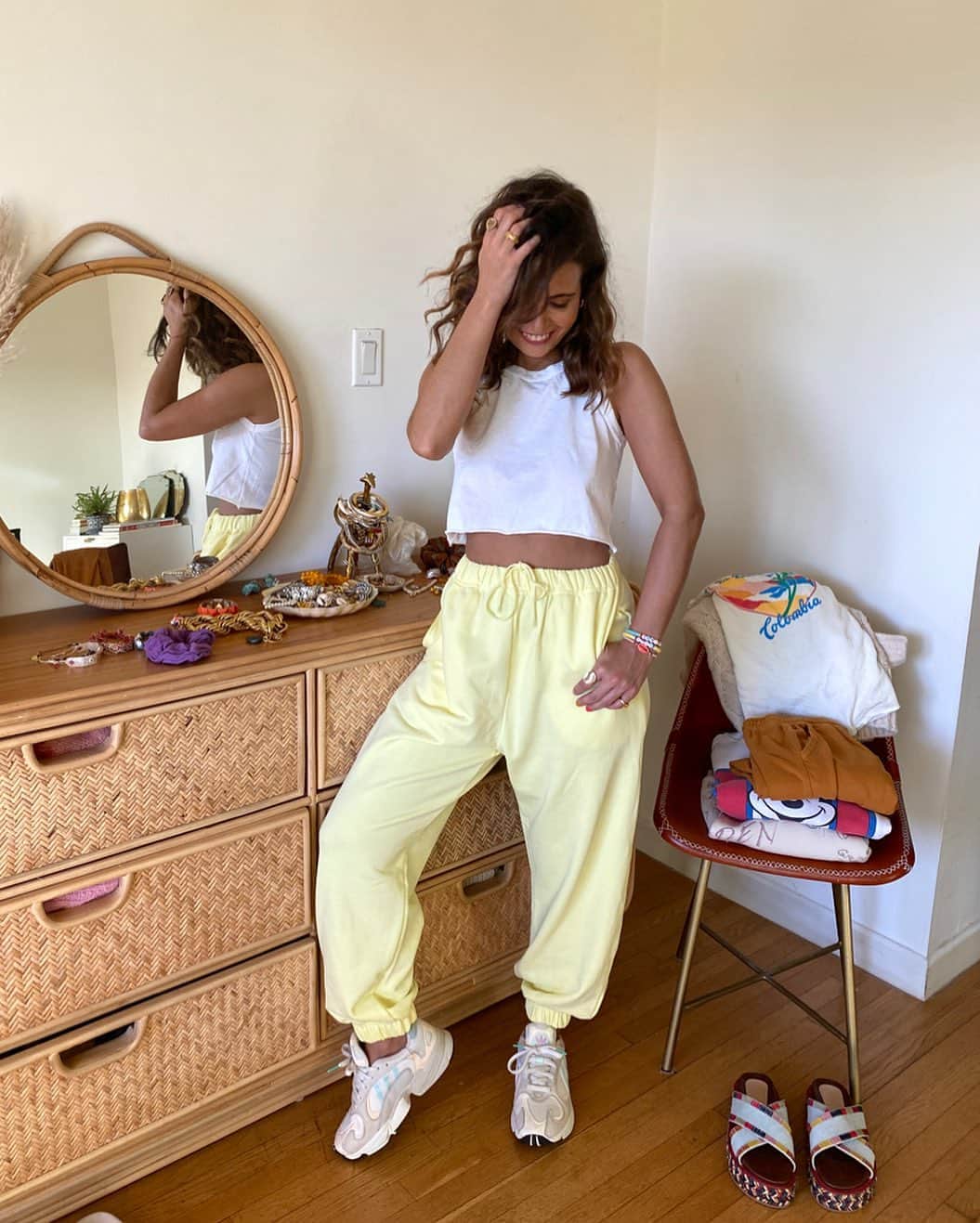 のインスタグラム：「Comfy and happy at home! Have a wonderful weekend!  Cómoda y feliz en casa 🤗 Feliz finde chic@s!」