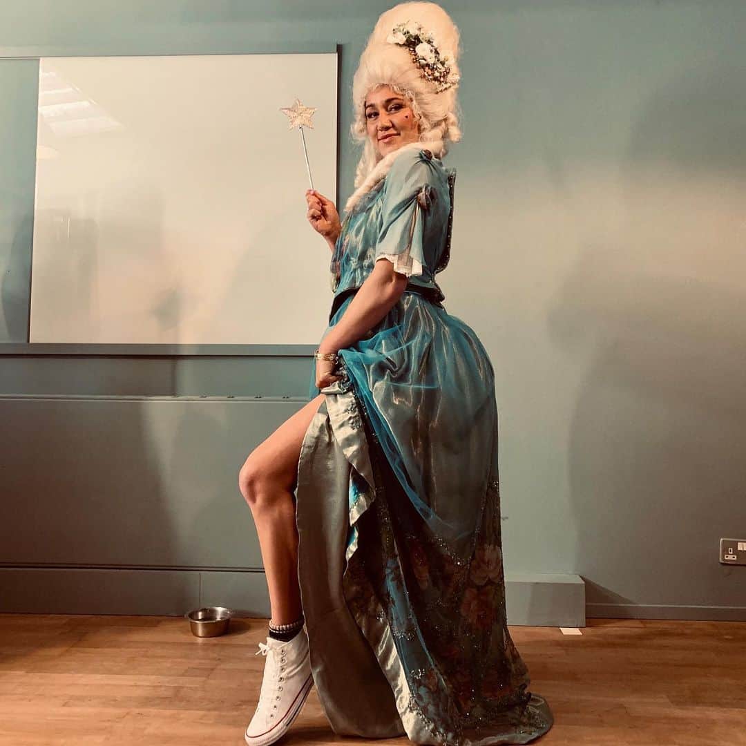 カリッサ・ムーアのインスタグラム：「“Imagine RISS as your fairy godmother...” #RissFilm @redbull @hurley 💛 It was all @peter.h.hamblin idea!! 🤔😅🤪 RISS on RedBull TV May 11th.」