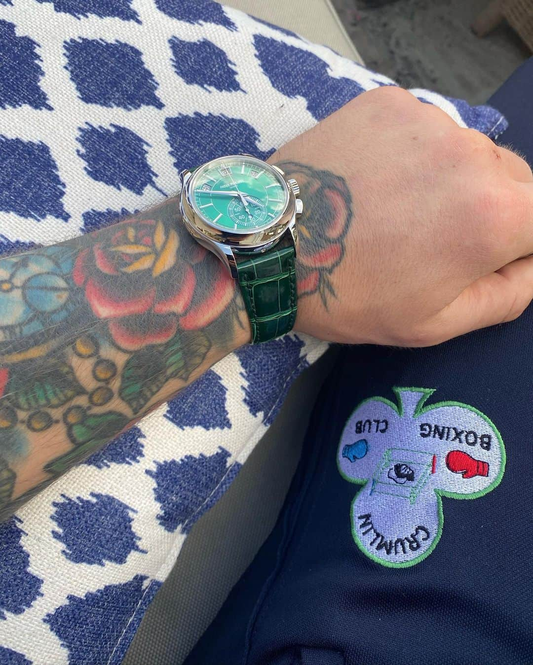 コナー・マクレガーさんのインスタグラム写真 - (コナー・マクレガーInstagram)「New watch alert!!! #TheHulk  Patek Philipe in platinum and honey comb green! With diamond and crocodile strap.  1 of just 25 made, and yes you guessed it.  I’m number 12, certified.  They will also never utilise this colour scheme again, such was the difficulty in levelling it out all through the dial. Incredible! 25 of these only made and all specifically for Ireland’s Weir and sons jewellers. Due to their long standing partnership with Patek, but more so their great year of sales for the brand. In other words... my purchases lol. The first time in Weir and Sons rich history to be bestowed with such an honour, and it’s truly been my pleasure 🇮🇪 @patekphilippe @weirandsons @crumlinboxingclubofficial」5月9日 6時27分 - thenotoriousmma