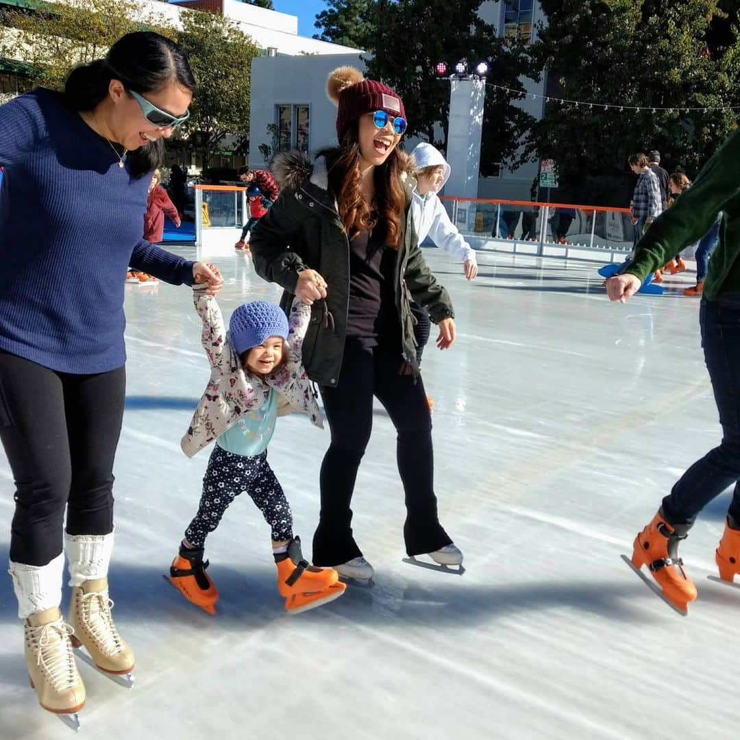 ベアトリサ・リャンのインスタグラム：「#FlashbackFriday to when we could hold hands and be on the ice ❤️ not that I don't love my couch... #amaraodien #family #auntielife #staysafe #iceskating #quarantine」