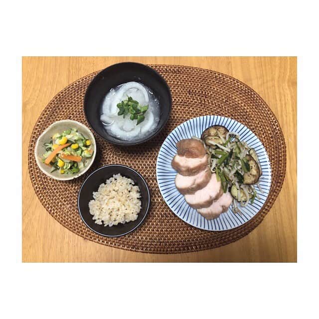 のインスタグラム：「朝ごはん . . 鶏ハム(醤油麹) もやしとパクチー炒め 酢玉ねぎと大根おろし コールスロー 玄米ごはん100g . . おっはよーい😆ヨヨイノヨイ . 昨日は、トイストーリー観ようと思ってたのに 9時に寝ちゃった（╹◡╹） . . なりとれで、おしり筋肉痛だし😀 . . ◉ライザップ公認の紹介アンバサダーです。 〜紹介特典で、お安く入会できます〜 . ▶︎全国どの店舗でもOK ▷２週間のトライアルコースもあります(^_^)/ ▶︎カウンセリング予約前にご連絡ください . ◎入会やカウンセリングをお考えの方、 ご質問なども、DM✉️ください。 . ★トレーニング見学もできます★ . 📺RIZAP TVCM出演 🏅RIZAP BMG ファイナリスト2017.2018 . #rizap #ライザップ . #ダイエット #diet #レコーディングダイエット #ダイエッター #公開ダイエット  #朝ごはん #morning #糖質オフ #食べて痩せる #おうちごはん #食べる #糖質制限 #低糖質ダイエット #和食 #クッキングラム #自炊女子 #腸内環境 #食事管理 #栄養 #fitmeal #oneplate #cleanmeals  #lowglycemic #玄米 #まごわやさしい」