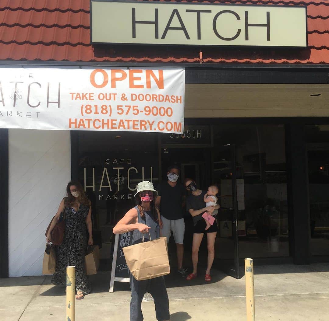 カレンザンボスビンテージクチュールのインスタグラム：「Had the pleasure of “social distancing/shopping” @hatcheatery @withlovethelavalles_ . I love their cafe! The best black garlic hummus on the planet! It was worth the 40 minute drive. Hatch also has  great Mother’s Day gifts as well! Check ‘em out! #supportlocalbusiness #local #cafe #agourahills」