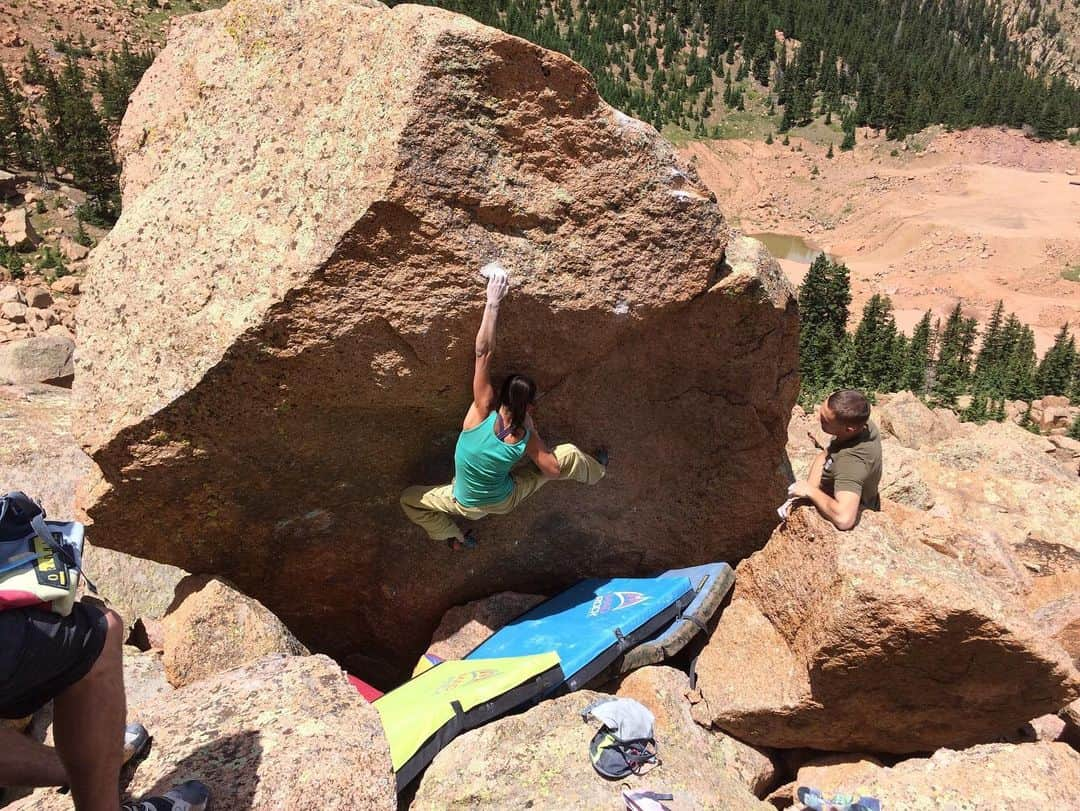 ミーガン・マスカリーナスさんのインスタグラム写真 - (ミーガン・マスカリーナスInstagram)「Sunshine and rock climbing with @a.geiman and @dvsperanza3 ☀️ ••• I can’t remember what year this was from though 🤔 . . . #altitudetraining #bouldering #rockclimbing #colorado」5月9日 6時41分 - mjclimbinginthesnow