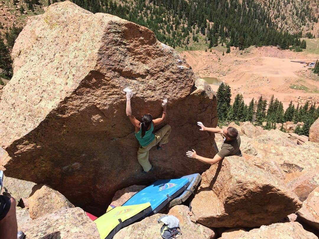 ミーガン・マスカリーナスさんのインスタグラム写真 - (ミーガン・マスカリーナスInstagram)「Sunshine and rock climbing with @a.geiman and @dvsperanza3 ☀️ ••• I can’t remember what year this was from though 🤔 . . . #altitudetraining #bouldering #rockclimbing #colorado」5月9日 6時41分 - mjclimbinginthesnow