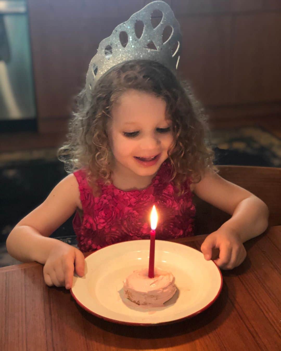 エリカ・クリステンセンのインスタグラム：「“A very merry Unbirthday!” This “cake” was so good. They already ate 4 others the same size but un”frosted” which was just Greek yogurt + stevia & beet powder because everything must be pink. The cake is @birchbenders Paleo pancake mix (+ a glug of @bulletproof MCT oil, a splash of vanilla, stevia AND beet powder...I say EVERYTHING). 💕 Check Polly ready to pounce with that fork.」