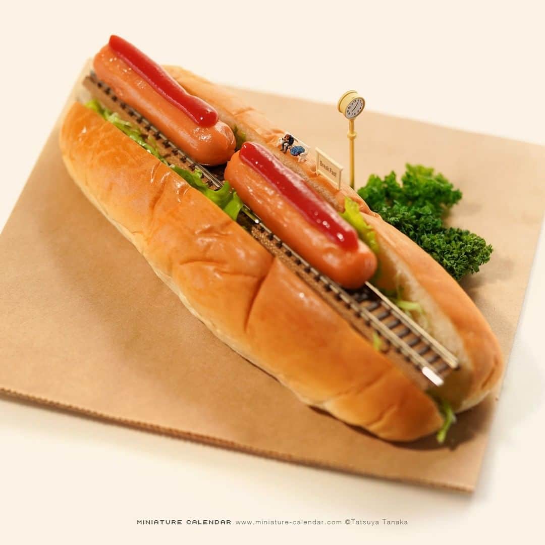 田中達也さんのインスタグラム写真 - (田中達也Instagram)「⠀ “Leave For The Stomach” ⠀ 次に停車する駅は“胃の中”です ⠀ #ホットドッグ #駅 #このあとおいしくいただきました #Hotdog #Station ⠀」5月9日 7時00分 - tanaka_tatsuya