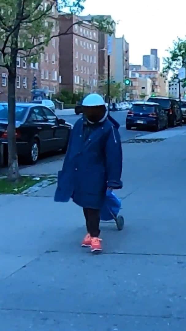 筒井心一のインスタグラム：「Filming six feet away from people what is going on in the days since March 19th 2020 when my quarantine began.  #NewYork #NYC #City #Film#Documentary #Street #StreetStyle #Quarantine #CoronaLockDown #FromSixFeet #SocialDistancing #TheWayYouWEREThatDay」