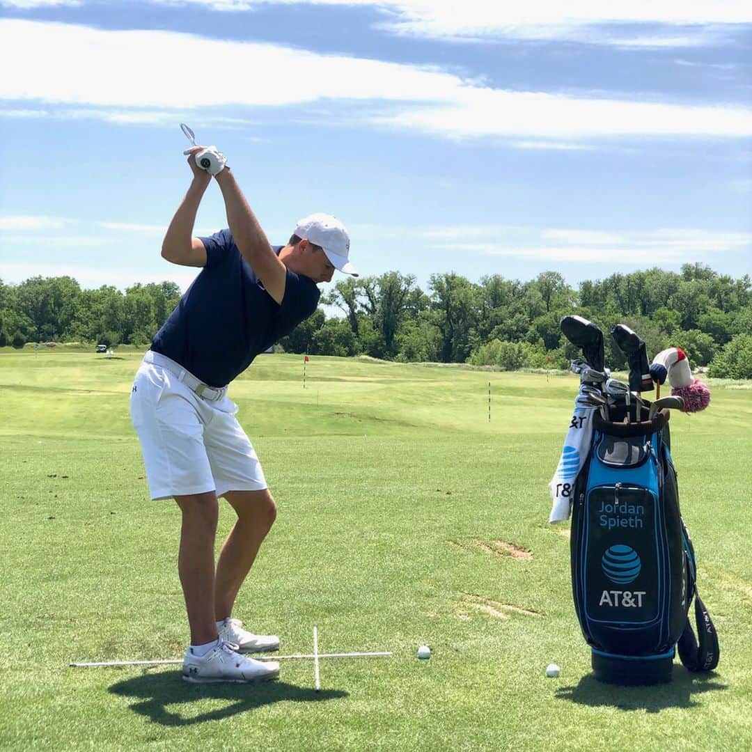 Jordan Spiethさんのインスタグラム写真 - (Jordan SpiethInstagram)「It’s almost summer and I’m sure everyone’s ready to get back into golfing shape! As an #ATTAthlete, it’s been amazing to see @ATT supporting virtual learning businesses in the wake of #COVID19. In the spirit of that initiative, sharing a few of the ways I’ve been warming-up at home:  1. Stretch! If don’t have weights to stay activated and mobile, use a foam roller, stretching activations, or any kind of resistance bands and a mat.  2. Focus on putting, working on stroke path and start-line. At home I use poker chips as barriers, and the ball has to start through the last two sets of poker chips.  3. Lastly, remember ball position and alignment. I use an alignment stick to align feet at target but also pointed for ball position.  Don’t overthink it… just focus on getting back to basics!  #ConnectedTogether」5月9日 7時17分 - jordanspieth