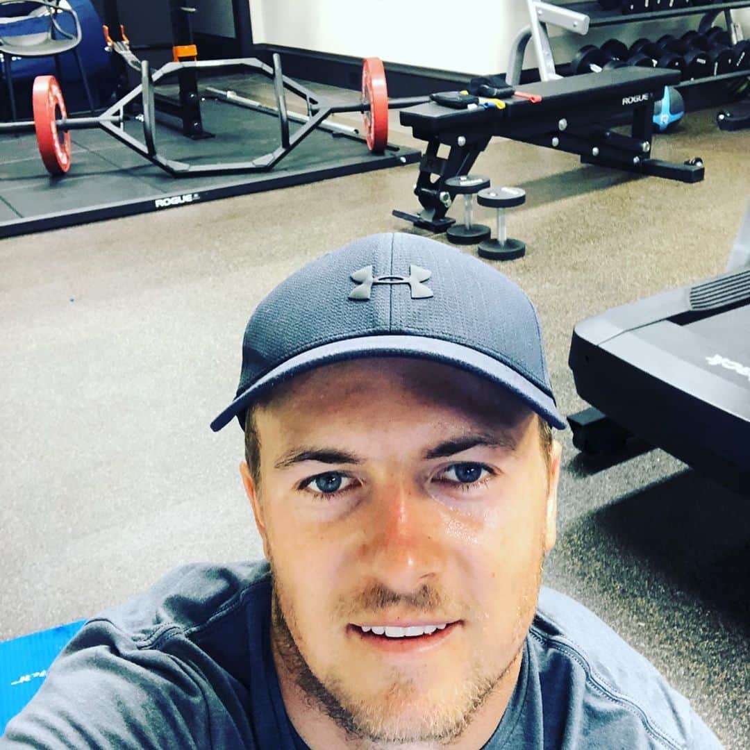 Jordan Spiethのインスタグラム：「It’s almost summer and I’m sure everyone’s ready to get back into golfing shape! As an #ATTAthlete, it’s been amazing to see @ATT supporting virtual learning businesses in the wake of #COVID19. In the spirit of that initiative, sharing a few of the ways I’ve been warming-up at home:  1. Stretch! If don’t have weights to stay activated and mobile, use a foam roller, stretching activations, or any kind of resistance bands and a mat.  2. Focus on putting, working on stroke path and start-line. At home I use poker chips as barriers, and the ball has to start through the last two sets of poker chips.  3. Lastly, remember ball position and alignment. I use an alignment stick to align feet at target but also pointed for ball position.  Don’t overthink it… just focus on getting back to basics!  #ConnectedTogether」