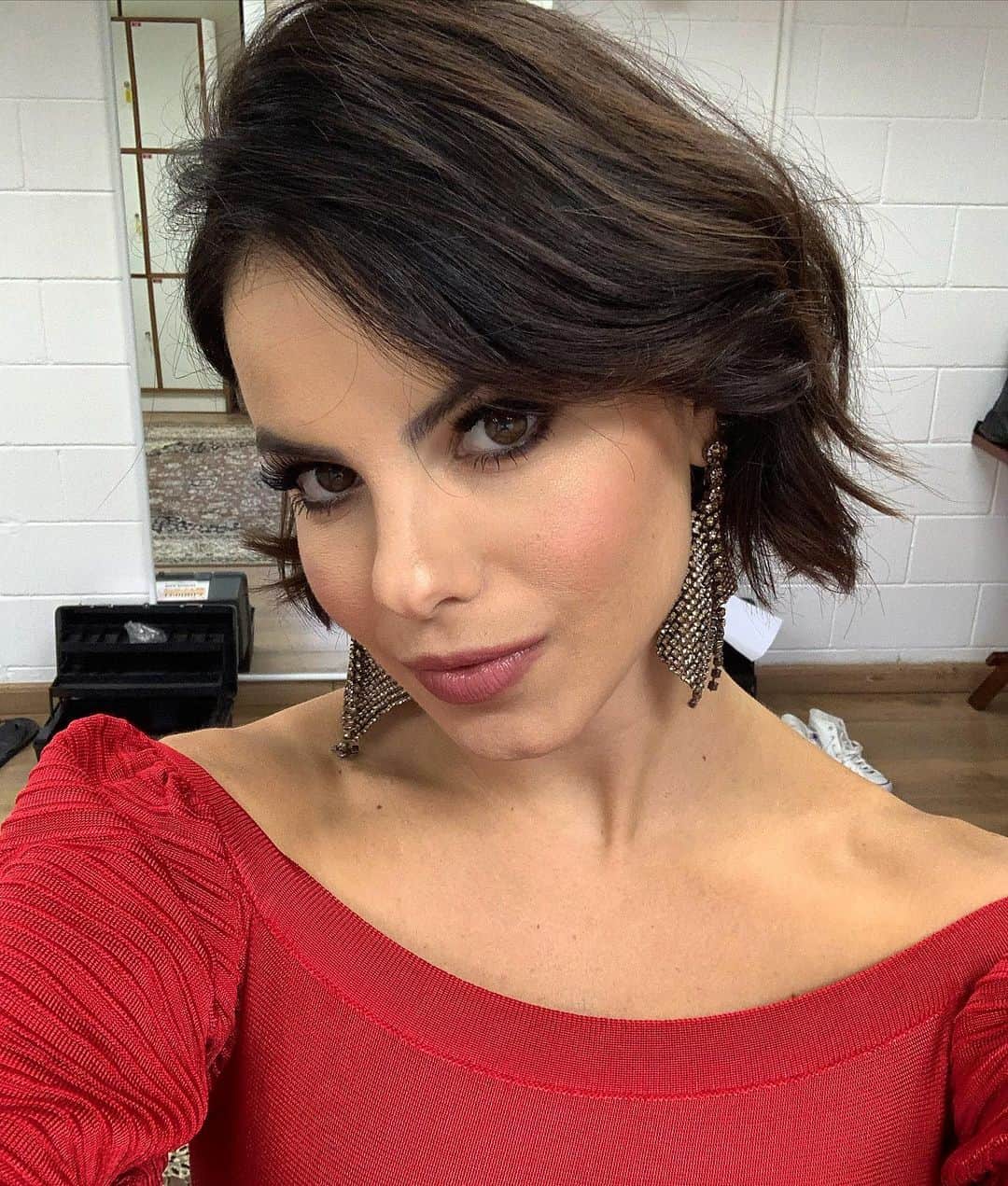 ステファニー・ブリットのインスタグラム：「Saudade de qdo o @zuhribeiro me maquiava pra gravar e eu q não sou boba nem nada aproveitava a make pra fazer um book de fotos 🤣✌🏼」