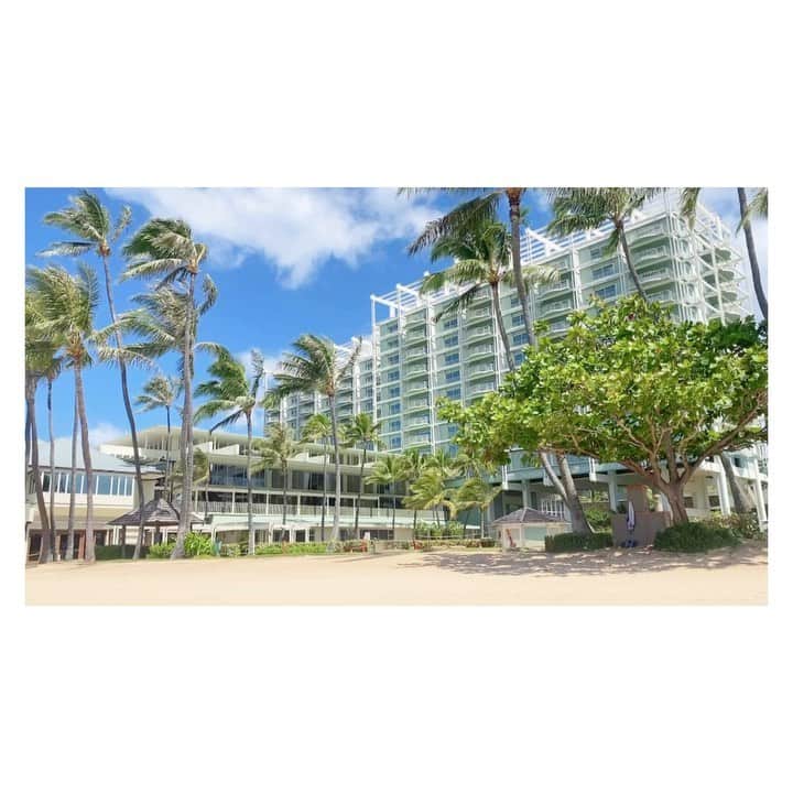 荒川れん子のインスタグラム：「It’s so clean water in front of @kahala_resort ✨ 痛恨のミスで音声が録れてなかったけれど😅、カハラホテル @kahala_resort_jp の前のビーチが物凄く水が綺麗で美しくて…もううっとり😍 . . #hawaii #kahala #beach #lovehawaii #luckywelivehawaii #hawaiilife #lifeisajourney #hawaiistagram #instahawaii #stayhome #ハワイ #カハラビーチ #カハラ #ハワイ生活 #ハワイ好き #日々の暮らし #青空 #自宅待機 #外出自粛 #旅 #妄想ハワイ#頑張れハワイ #ハワイから #おうち時間 #イマソラ #カコソラ #ビーチ #海 #今のハワイ #ハワれん」