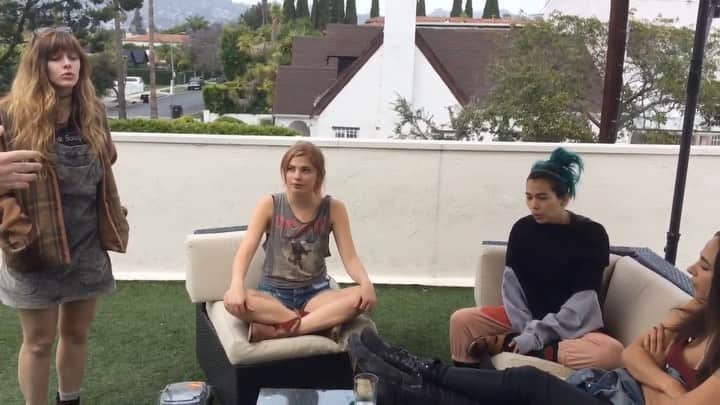 ステファニー・スコットのインスタグラム：「Ha this was our first rehearsal for Jem and The Holograms like 6 years ago! I hear the movie is on Netflix now, in case you’re looking for something uplifting to watch 🥳 @auroraperrineau @heypeeplesitsaubrey @hayleykiyoko @jonmchu」