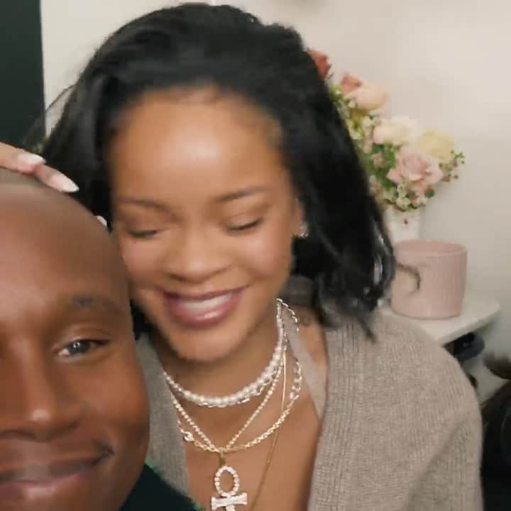 リアーナのインスタグラム：「This #SHOTSANDSWATCHES game is no joke 😫😂 y’all just have to watch and see. We are showing you all 10 @fentybeauty sheer & buildable Cheeks Out Cream Blush shades!! Full video up on youtube.com/fentybeauty」