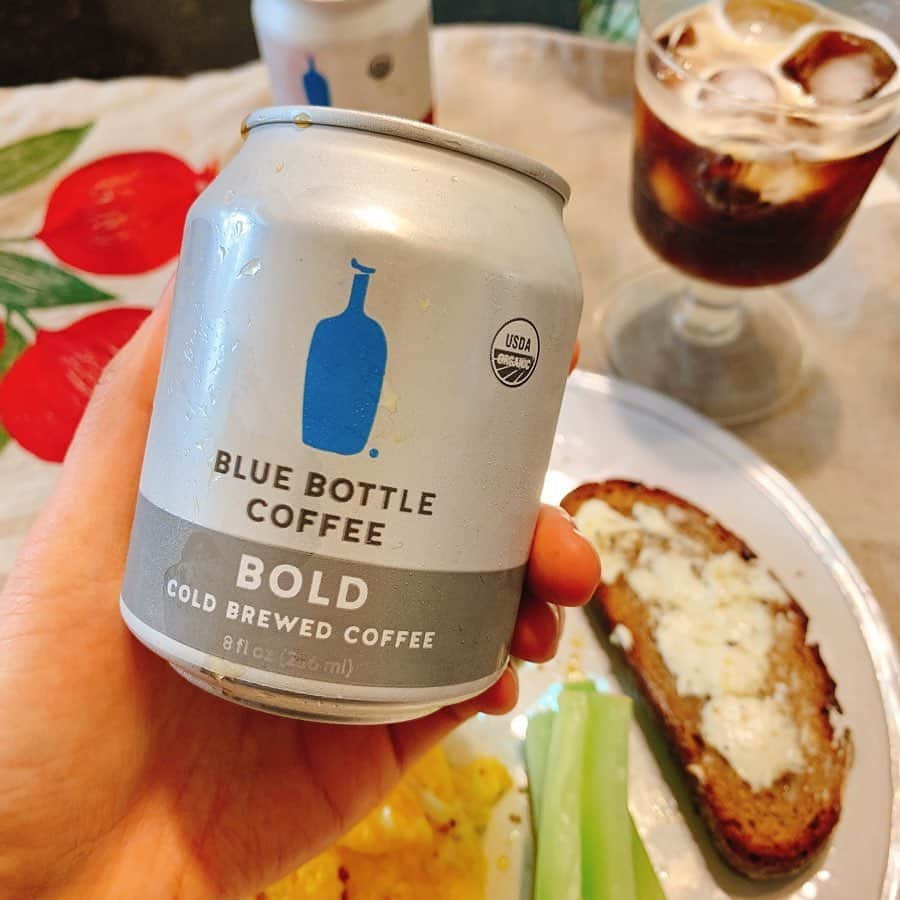 Ennaのインスタグラム：「@bluebottlejapan から新発売された缶コーヒー🌞✨ 添加物を使わず水出ししたコーヒーを冷蔵のまま輸入した、とってもとってもフレッシュな缶コーヒーなんだそう☕️ ヘーゼルナッツやチョコレートのようなコクと深みがあるBOLDが1番お気に入り😋 3種類あるので飲み比べしても楽しいです。 ミルクを注いでも美味しいな〜🌿🧡 @bluebottlejapan」