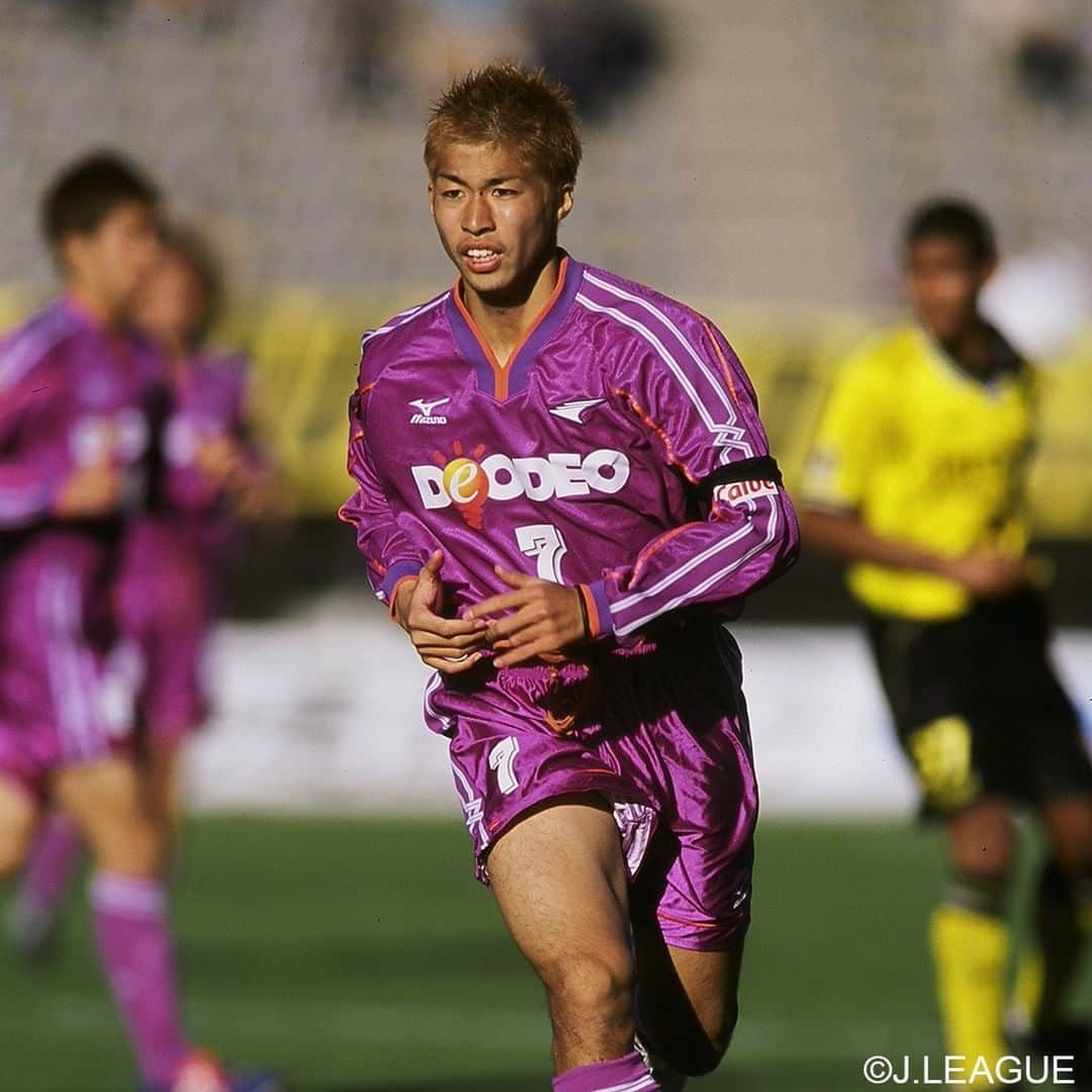 サンフレッチェ広島さんのインスタグラム写真 - (サンフレッチェ広島Instagram)「. 【Uniform Number History of SANFRECCE　HIROSHIMA】  背番号に歴史あり。 1992年のクラブ創設以降、多くの選手がサンフレッチェで活躍しました。  不定期で、歴代選手の背番号の系譜をご紹介します。  今回は、森﨑浩司アンバサダーの誕生日を祝して「7番」をお届け👏 サンフレッチェのレジェンドナンバーの1つといってもいい番号。 『紫のDNA』が脈々と受け継がれています✨  #森保一 選手 #森﨑浩司 選手 #茶島雄介 選手 #野津田岳人 選手 #背番号の系譜 #リクエストお待ちしてます😊」5月9日 13時00分 - sanfrecce.official