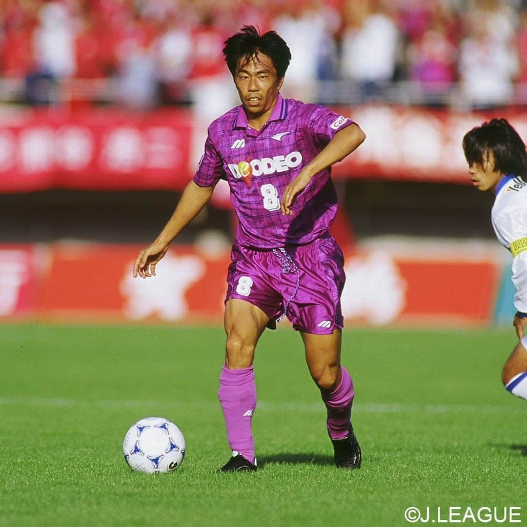 サンフレッチェ広島さんのインスタグラム写真 - (サンフレッチェ広島Instagram)「. 【Uniform Number History of SANFRECCE　HIROSHIMA】  背番号に歴史あり。 1992年のクラブ創設以降、多くの選手がサンフレッチェで活躍しました。  不定期で、歴代選手の背番号の系譜をご紹介します。  今回は、森﨑和幸C.R.Mの誕生日を祝して「8番」をお届け👏 サンフレッチェのレジェンドナンバーの1つといってもいい番号。 チームを司る『広島の誇り』が築いた軌跡は、いつまでも輝き続けます✨  #風間八宏 選手 #2枚目は日本人Jリーグ初ゴールシーン #吉田康弘 選手 #大久保誠 選手 #森﨑和幸 選手 #川辺駿 選手 #背番号の系譜 #リクエストお待ちしてます😊」5月9日 13時00分 - sanfrecce.official