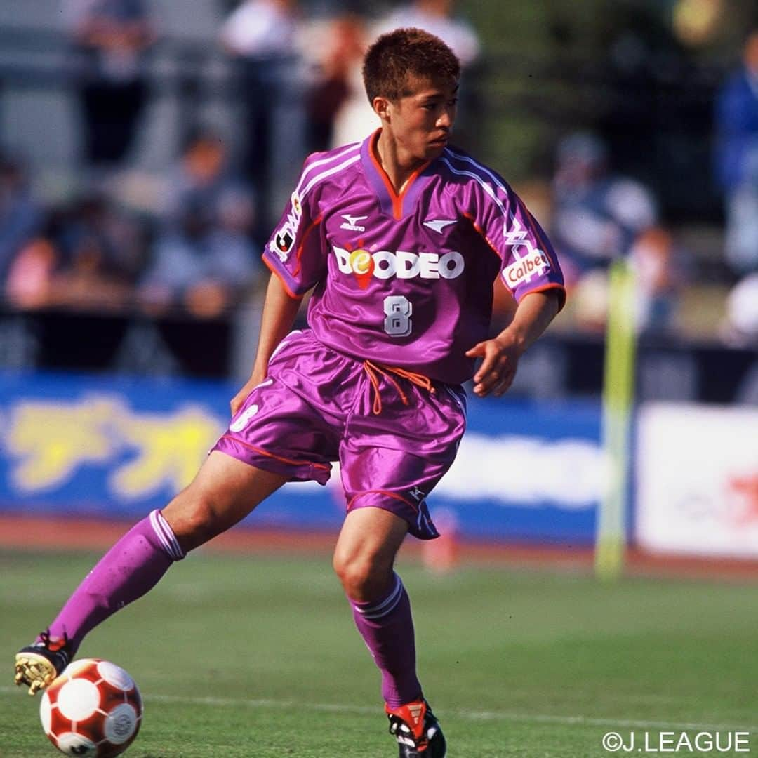 サンフレッチェ広島さんのインスタグラム写真 - (サンフレッチェ広島Instagram)「. 【Uniform Number History of SANFRECCE　HIROSHIMA】  背番号に歴史あり。 1992年のクラブ創設以降、多くの選手がサンフレッチェで活躍しました。  不定期で、歴代選手の背番号の系譜をご紹介します。  今回は、森﨑和幸C.R.Mの誕生日を祝して「8番」をお届け👏 サンフレッチェのレジェンドナンバーの1つといってもいい番号。 チームを司る『広島の誇り』が築いた軌跡は、いつまでも輝き続けます✨  #風間八宏 選手 #2枚目は日本人Jリーグ初ゴールシーン #吉田康弘 選手 #大久保誠 選手 #森﨑和幸 選手 #川辺駿 選手 #背番号の系譜 #リクエストお待ちしてます😊」5月9日 13時00分 - sanfrecce.official