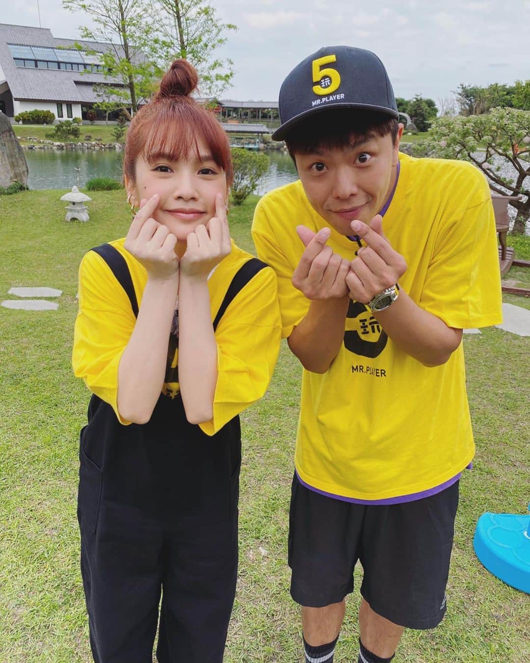 のインスタグラム：「怎麼一回事，我的紅色制服呢❓嘿嘿嘿，想知道的話，一定要鎖定今天十點中視或明天八點三立的 @mr.player.tw 喔🤗 P.S 圖三是張大攝影師替我們拍照的側拍  #300集玩很大 #綜藝玩很大」