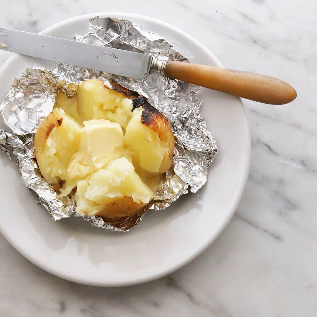 樋口正樹さんのインスタグラム写真 - (樋口正樹Instagram)「Potato butter . 今朝は新じゃがのバター。 新じゃがをホイルに包み、 ストウブ鍋に入れ４０分、 弱火でじっくりと焼いて、 熱々のとこに発酵バター。 . . #じゃがバター #じゃがバタ #ジャガバター #新じゃが #発酵バター #カルピスバター #potatobutter #potato #butter」5月9日 7時46分 - higuccini