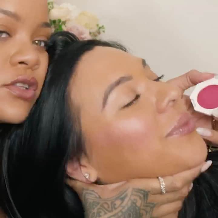 リアーナのインスタグラム：「#SHOTSANDSWATCHES @fentybeauty Cheeks Out. Cream Blush. 10 shades. Full video on youtube.com/fentybeauty」