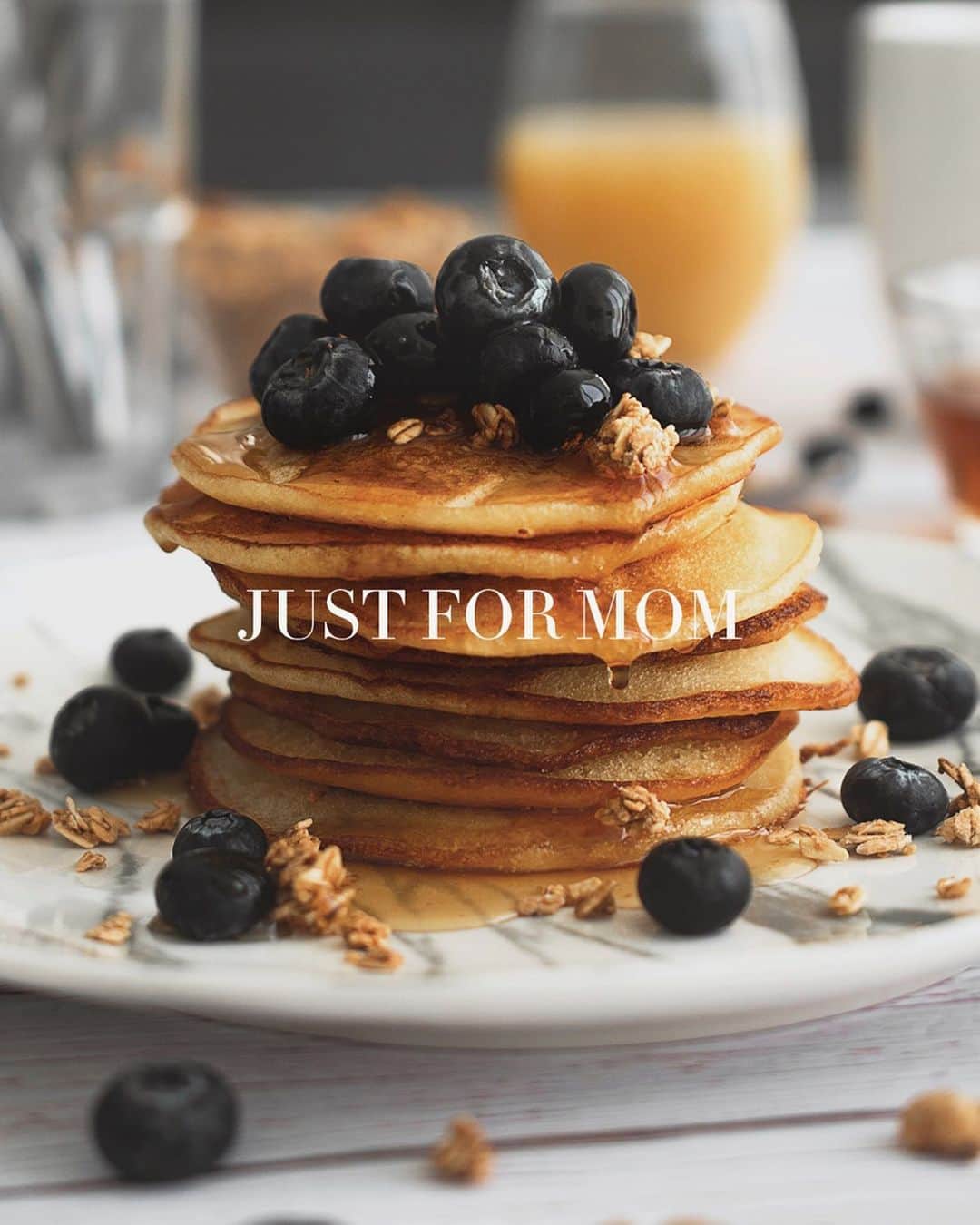 Polo Ralph Laurenさんのインスタグラム写真 - (Polo Ralph LaurenInstagram)「Celebrate her with a little homespun breakfast in bed. For #MothersDay, discover our blueberry-banana pancake recipe that’s both delicious and easy to make.  Discover the full recipe and more inspiration at #RLatHome, via the link in bio.  #PoloRalphLauren」5月9日 7時56分 - poloralphlauren