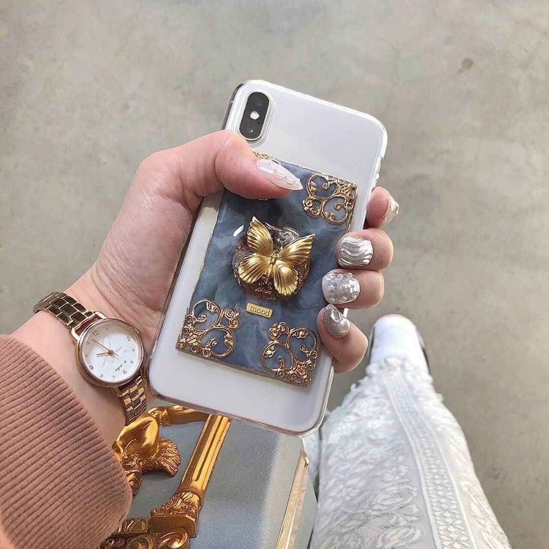 のインスタグラム：「. いつも持ち歩くスマホは可愛くてお洒落なケースに入れて持ち歩きたいですよね。こちらの蝶のパーツが目を引くスマホケースは、ハンドメイドアクセサリーショップ『mood @mood_accessory 』のもの♡ . 人気すぎてすぐに売り切れてしまうので、再販情報をお見逃しなく！ . MERYでは他にも「かわいい」に近づくさまざまな情報を発信しています。 @mery.beauty コスメ・美容に特化した情報をお届け♡ @mery_spot 話題のカフェやお出かけスポットをご紹介！ こちらもぜひチェックしてみてください！ . . photo by @s__olo_25 . #MERY #regram #smartphonecase #phonecasedesign #phonecovers #mobileaccessories #caseiphone #아이폰케이스 #폰케이스 #핸드폰케이스 #폰케이스추천 #iphoneケース #スマホケース #ハンドメイドアクセサリー #アイフォンケース #スマホカバー #携帯ケース #レジンアクセサリー #個性的アクセサリー #かわいいものが好き #ネットショッピング #ヴィンテージファッション #日々のこと #スマートフォンケース #持ち物 #クリアケース #お洒落 #お洒落さんと繋がりたい #MERY女子 #メリー」