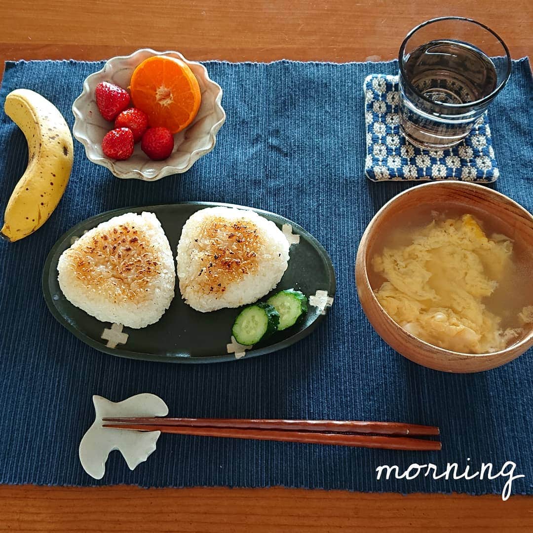 藤森夕子さんのインスタグラム写真 - (藤森夕子Instagram)「おはようございます☀︎*.｡ 今朝の息子ごはんは、焼きおにぎり😋 前日に多めにご飯を炊いといて、おにぎりにして冷蔵庫へ！で、朝焼くだけ👍 しかし、これだけでは足りず食パン切り出した😱💦 朝は、ここ最近くらいの少し肌寒いくらいが気持ち良い…(^^)。 #朝ごはん #朝食 #朝食プレート #焼きおにぎり #休校中の朝ごはん  #イッタラ #ittala #kitchengram #cook365 #cooking #breakfast #foodstagram #food #おうちごはん #おうち時間を楽しむ #毎日ごはん #てづくりごはん365 #和食ごはん #今日も感謝 #食卓」5月9日 8時07分 - yukofujimori2525