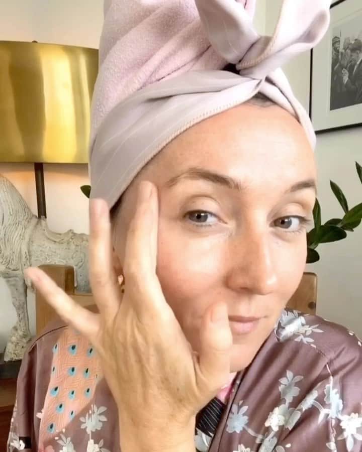 JO BAKERのインスタグラム：「F O U R • S T E P • F A C I A L  A daily FaceTime with my mum has been the best thing to happen these past few weeks. We giggled, cooked, traded recipes, painted our nails and even shared some skincare treatments while sipping a little wine to pass the time. For a limited time my fav pals over  @weleda_usa  are offering these 4 #cultfav products as a set as a #mothersday !! See stories for the swipe up... treat yourself and your mum to this quad of clean ethical #biofarmed #environmentallyfriendly #skincare ... open a bottle and create a little fun with mum!!! #weledaskin #jobakermakeupartist #weledapartner」