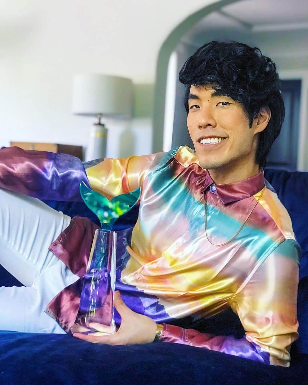 ユージン・リー・ヤンのインスタグラム：「LET’S TRY THIS AGAIN: I’m incredibly honored to repost these pictures I accidentally deleted of me being incredibly honored to receive the Phenom Award for LGBTQ+ Activism from the @shortyawards for my work with the @trevorproject 🏳️‍🌈」