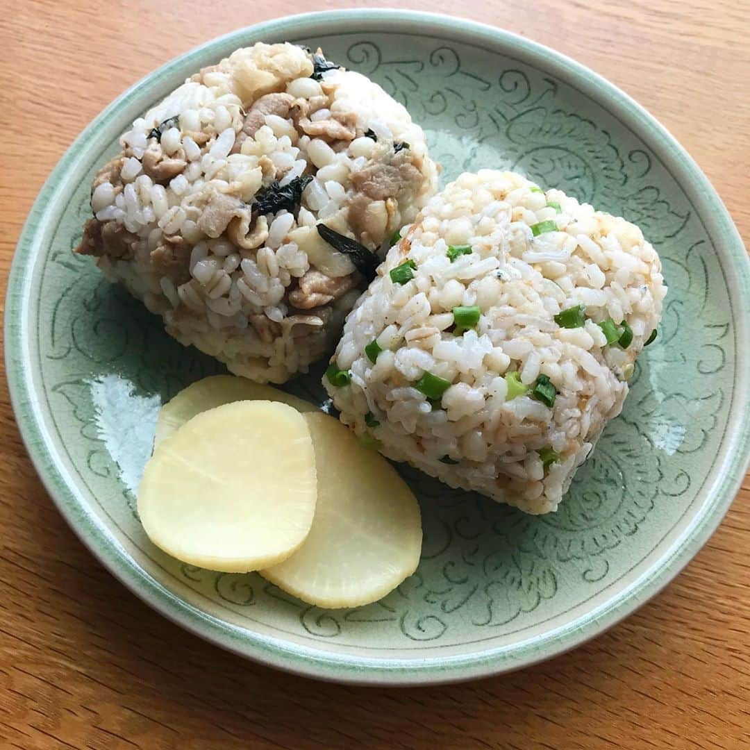 青山恭子さんのインスタグラム写真 - (青山恭子Instagram)「. 山をこよなく愛する男🏔 髪の毛ボーボー髭ボーボーで世界1周も体験済み🌎 ご近所飲み友🍺でもあるモデルのガクちゃん @gaku10 から恐る恐る私におむすびバトンが回って来たよ😅 . 今日の朝ご飯。 うちのご飯は白米ともち麦 1：1 🍚 それをそのまま食べるというよりかは、混ぜご飯や味付きご飯にして食べるのが大好き💕 だいたいは晩ご飯用に炊いて余ったのを混ぜご飯のおにぎりにして、翌朝食べる事が多いかな？ 右のはうちの定番、梅干しとしらすと白すりゴマと万能ネギを混ぜたもの。 左側のは昨晩の残りもの、豚肉と青じそを味噌炒めしたのを混ぜたもの。 ここに最近ハマってる無印のぬか漬けが添えられてれば完璧だったんだけど、残念ながらまだ浸かっておらず💔 市販の沢庵を添えときます！ . 新コロナウィルスの終息を心から願って… この#おむすびバトン は私で一旦終息させます😎 1日でも早く平和な世界が戻りますように…💙 . . . #祈りのおむすびバトン #恐る恐る回って来たよ😅 #今日の朝ご飯 #あんまり美味しそうに見えない #いつもは海苔で巻いちゃいます #コロナの終息を願って #平和な世界が戻りますように #もち麦大好き #aokyonごはん」5月9日 8時13分 - aokyon27