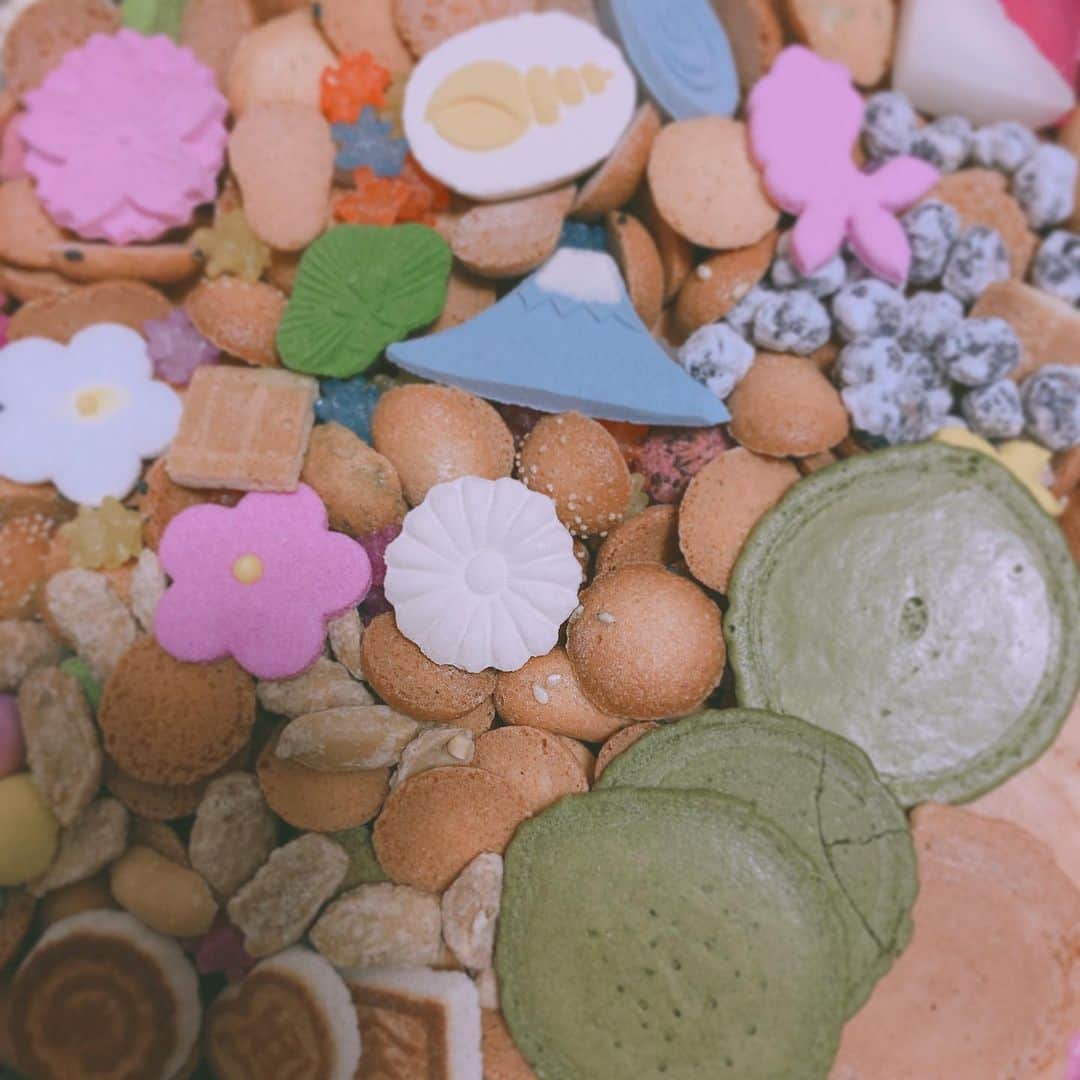 関口愛美さんのインスタグラム写真 - (関口愛美Instagram)「とっても可愛い和菓子…🥰 (ひとちゃんありがとー😍) #和菓子 #wagashi #japanesesweets #japanesefood #お菓子　#kawaii」5月9日 8時17分 - sekiguchiaimi