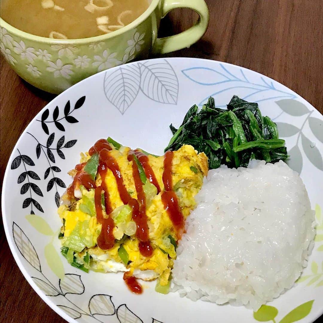 寺田浩子のインスタグラム：「ネギ大好き❤️ ネギオムレツ🍳 ほうれん草 たまねぎ味噌汁🧅  昨日は分厚い本をやっと読破！！ふぅ。 今日も頑張るぞー๑˃̵ᴗ˂̵)و✨  #朝ごはん  #朝ごはんプレート #毎日アップする訳じゃない #前もってw」