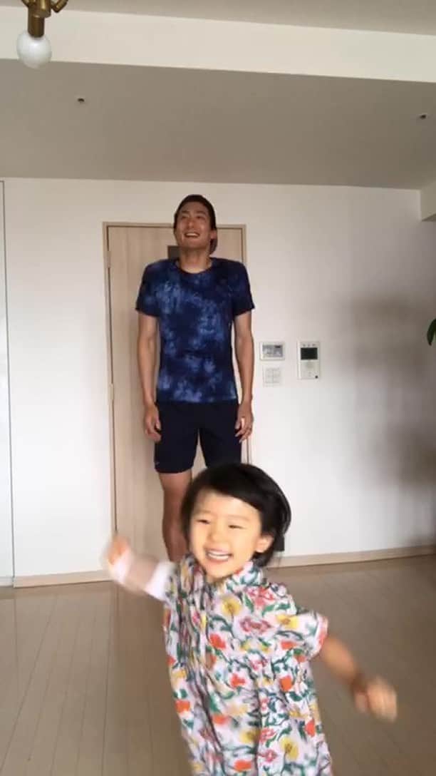 都倉賢のインスタグラム：「日に日にラジオ体操をする仲間が増えて嬉しいです😃 皆さんが朝の価値を実感してくれているからですね！ さて今日は #トクラジオ体操 の前に皆んなの #牛乳チャレンジ をさせてもらいました。コロナの影響でいろいろな業界で大変な事状況になっている中で、給食に出す牛乳が減って牛乳が余り過ぎてしまっています。 牛は毎日搾乳してもらう事で健康を保っていますがそれもままらなくなり牛の体調も悪くなり、最悪の場合は死んでしまうそうです。 微力ではありますが牛乳の消費に少しでも協力出来れ場と思い今日はチャレンジさせてもらいました！ しばらくライブ体操の前後で皆さんと牛乳を飲んで行けたらと思っているので宜しくお願いします！  今日の名言は山本五十六の 「してみせて、言って聞かせてさせてみて、褒めてやらねば人は育たぬ」 です。 名前をど忘れして山本一二三…と言ってしまった事はご愛嬌で…笑  それでは良い1日を！！！」