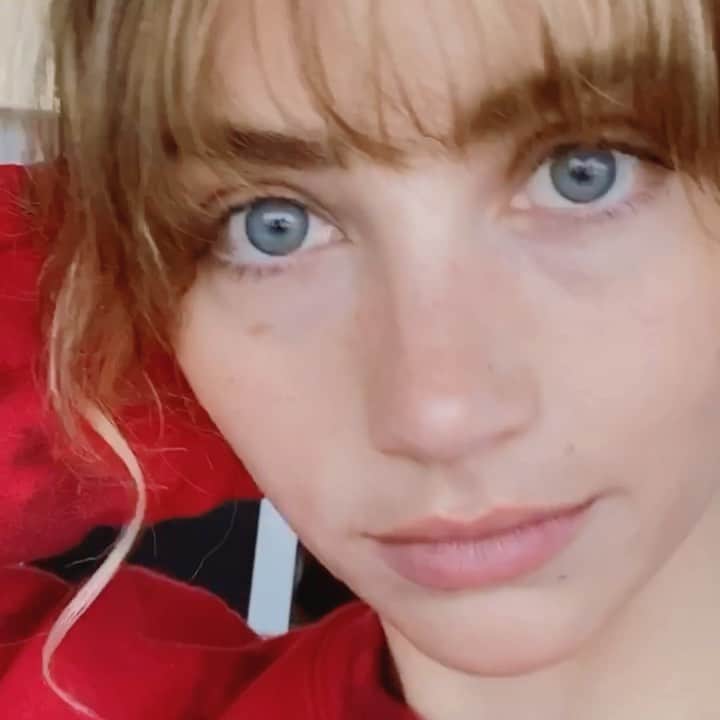 エミリー・ラッドのインスタグラム：「gettin lil baby summer freckles, cutting my own bangs, knitting sweaters, sloppily starting to kickbox again, waking up with great hair idk hbu」