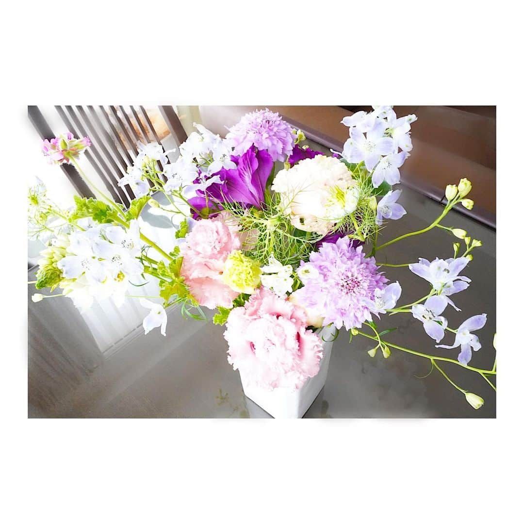 押切もえさんのインスタグラム写真 - (押切もえInstagram)「💐 おはようございます。少し前に買ったお花です。 今朝、朝日新聞に書評が掲載されました。 原田マハさんの『＜あの絵＞のまえで』への想いを綴っています。 よかったらぜひ読んでくださいね。 10時からは自宅からリモートでお送りするラジオ『moe's up!』（bayfm）が放送、そして新しい動画もYouTubeにアップしています。プチプラ×ルームウェア×着回しを紹介しているので、プロフィールのリンクからチェックしてくださいね。 今日も健やかに、良い一日を過ごしましょうね。 #お知らせ #flowers  #原田マハ #朝日新聞　#書評委員 #radio #youtube」5月9日 8時44分 - moe_oshikiri