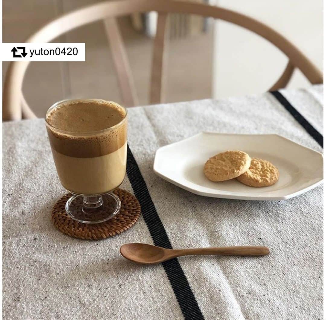 のインスタグラム：「＼今週の#KOZスクラップブック ！／ 毎週、#KOZLIFE をつけてインスタグラムに投稿してくださった皆さんの中から1名を「KOZスクラップブック」に掲載中。 KOZLIFEでお買いものをしていただきました皆さん、#KOZLIFE をつけて是非ご参加ください！ 今回のスクラップブックは @yuton0420 さんです♪ . これは！話題のタルゴナコーヒー！！ お子さまお手製のクッキーも すごく美味しそうです♪ これはまさに、おうちカフェ。 お子さまとの、おいしいおうち時間ですね。 . -登場したアイテム- ieno textile/Well マルチクロス . ◎商品は当店トップページのバナーorプロフィールのURLからどうぞ。 ▶︎ @kozlife_tokyo . #KOZLIFE #japan #LoveFoodLoveLife#Interior #instagood #instajapan #foodporn #instafood #foodstagram #foodlover #delistagrammer #ienotextile #StayHome #暮らし #北欧インテリア #インテリア #丁寧な暮らし #暮らしを楽しむ #おうちごはん #イエノテキスタイル #マルチクロス #テーブルクロス #キッチン雑貨 #おうち時間 #ステイホーム」