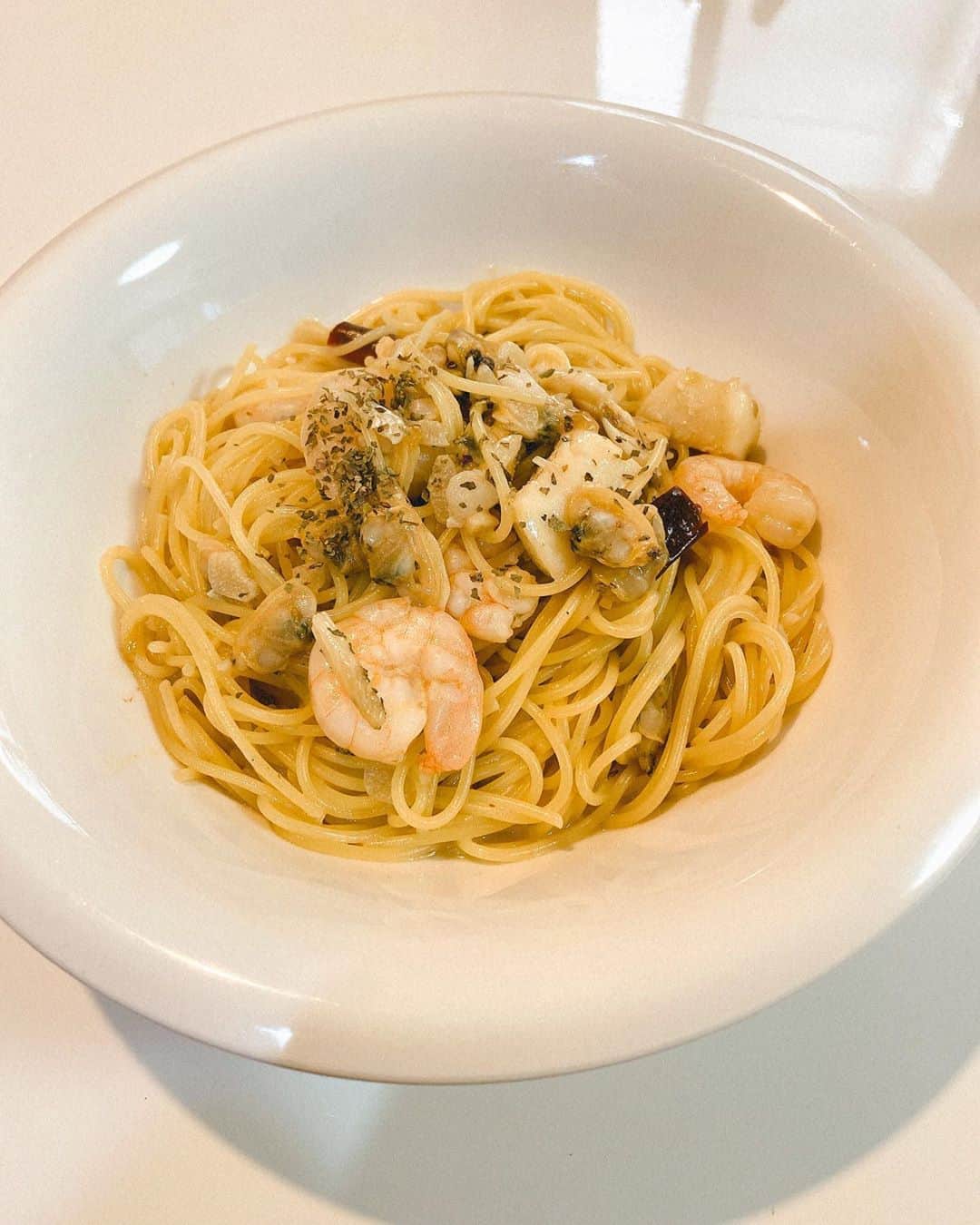 瀬戸山清香のインスタグラム：「白ワイン余ってたから昨日のお昼にシーフードペペロンチーノ作った🦑 色ないパスタだからテーブルとお皿も食べ物も白くて美味しくなさそうだね🤣🤣🤣🤣 ウケる🍝🍝🍝🍝 自炊率上がってきたなー。 早く外食したいなー🙄💦 #pasta #cooking #stayhome #lunch #ペペロンチーノ #自炊 #今日のご飯は何にしよーかな #最近小麦粉率高め #今日はフォー食べよっかな #パクチー買ったし」