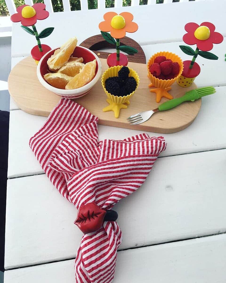 のインスタグラム：「朝ごはん🥣 プレートやナプキンを飾ってみたりすると、いつもと違う朝ごはんに早変わり🥞 カラフルな色が朝からいい刺激になるかも〜💋 朝ごはんだけでなく、おやつタイムなんかにも良いかもしれないですね☕️🍪 . #usa #america #studyabroad #livinginamerica #breakfast #branch #eathealthy #fruit #colorful #tablearrangement #vitamincolors #flowers #breakfastideas #stayhome #happymothersday #アメリカ #アメリカ生活 #留学 #朝ごはん #カラフル #気分転換 #おうち時間を楽しむ #母の日 #週末の朝 #テーブルアレンジ #お花 #果物 #リップ #シカゴ #イリノイ州」