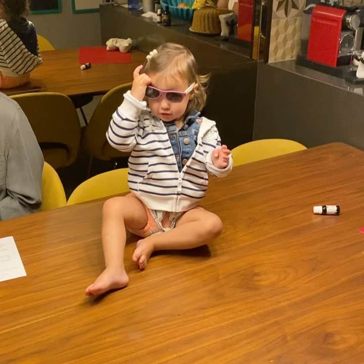 シェイラ・カストロのインスタグラム：「Charme puro na telinha do seu celular!!! Vídeo by meu lindinho, com direito a risadas minhas, da Mika e da Socorro!!! Ninna tá puro charme nessa #quarentena!!! #ninnacvailati #albumdalizeninna #emcasa」
