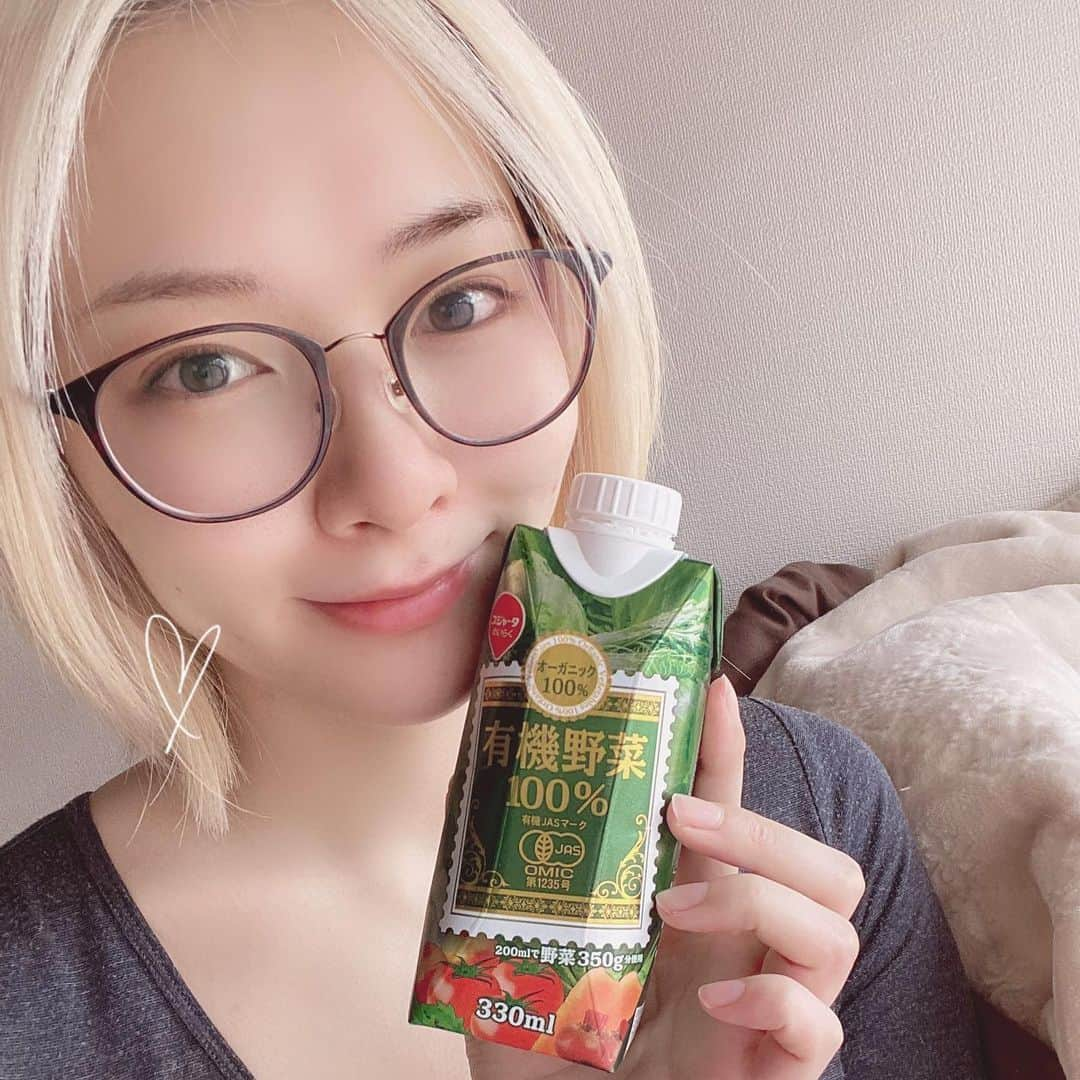 井咲アキさんのインスタグラム写真 - (井咲アキInstagram)「🍅🥕 Good morning♡ 今日は少し湿気があるけど、 ちょうどいい気温で気持ちいい☺️ 砂糖・食塩不使用のオーガニック100%野菜ジュースで 朝から"美"をチャージ♡ 美味しい♡ ・ ・ ・ #goodmorning#goodday#beauty#healthy #organic#nonsugar#nonsolt#yummy#likeit #野菜ジュース#スジャータ#オーガニック#美容#健康 #良い一日になりますように」5月9日 9時31分 - ak.i__o0