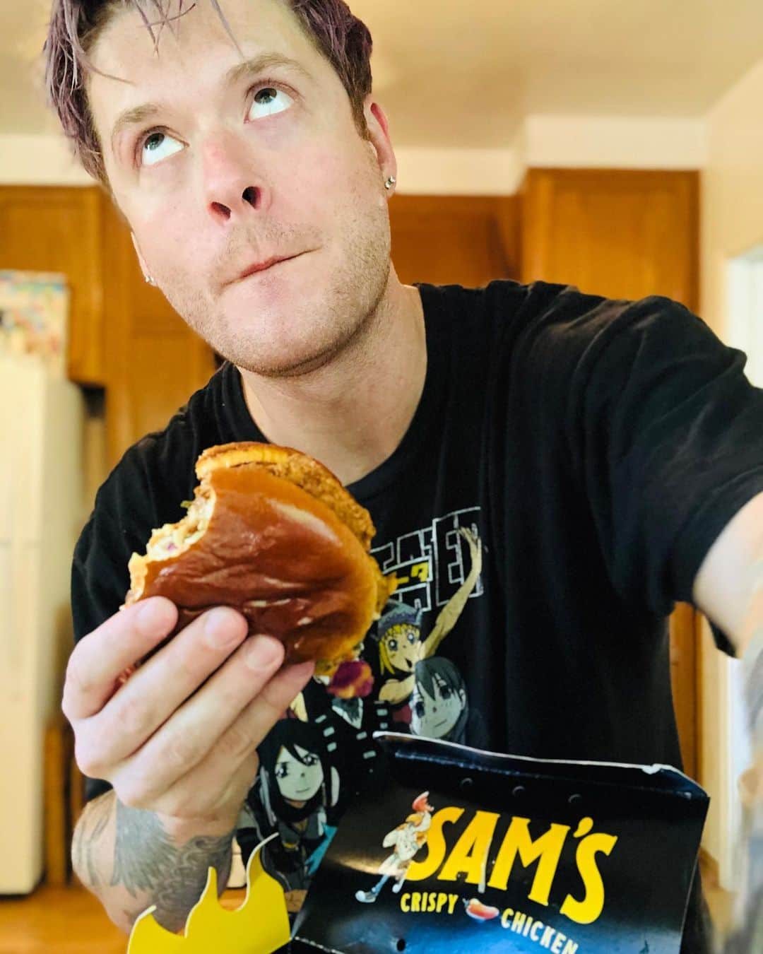 ナッシュ・オーバーストリートさんのインスタグラム写真 - (ナッシュ・オーバーストリートInstagram)「OMG I have missed ordering from restaurants!!! @iambobbylondon @samscrispychicken are tha shiiit for sending me some crispy goodness! (AND they do plant based chik’n!) Also... hell yeah I put waffle fry in my sandwich.」5月9日 9時31分 - nashoverstreet