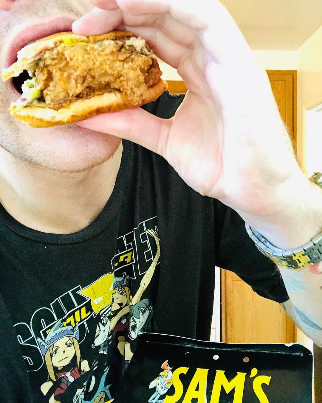 ナッシュ・オーバーストリートさんのインスタグラム写真 - (ナッシュ・オーバーストリートInstagram)「OMG I have missed ordering from restaurants!!! @iambobbylondon @samscrispychicken are tha shiiit for sending me some crispy goodness! (AND they do plant based chik’n!) Also... hell yeah I put waffle fry in my sandwich.」5月9日 9時31分 - nashoverstreet