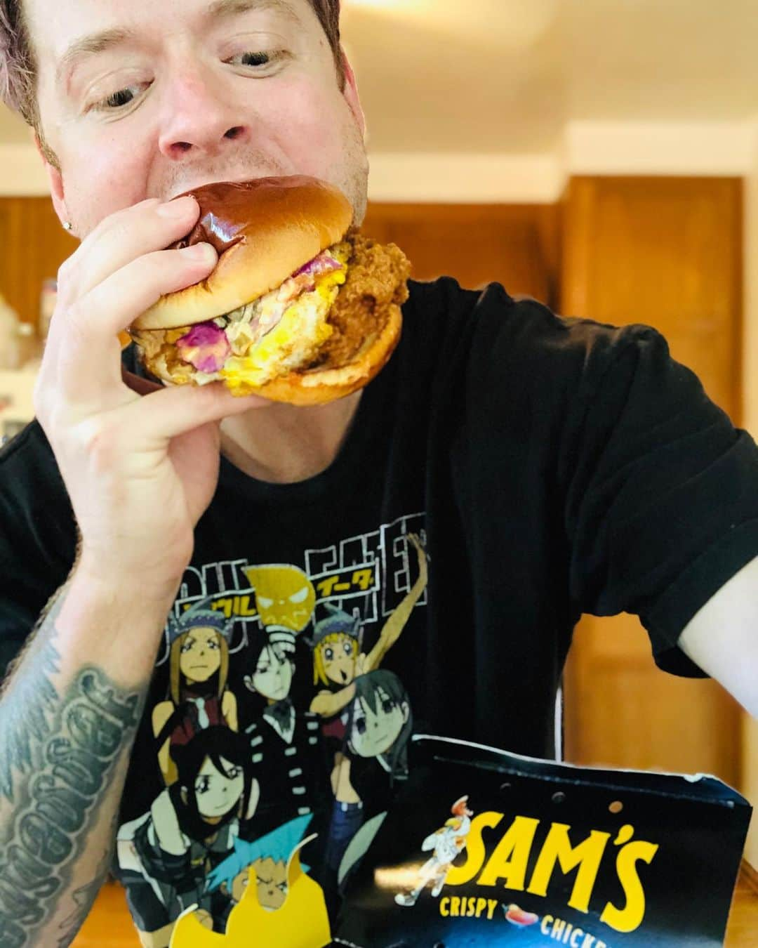 ナッシュ・オーバーストリートさんのインスタグラム写真 - (ナッシュ・オーバーストリートInstagram)「OMG I have missed ordering from restaurants!!! @iambobbylondon @samscrispychicken are tha shiiit for sending me some crispy goodness! (AND they do plant based chik’n!) Also... hell yeah I put waffle fry in my sandwich.」5月9日 9時31分 - nashoverstreet