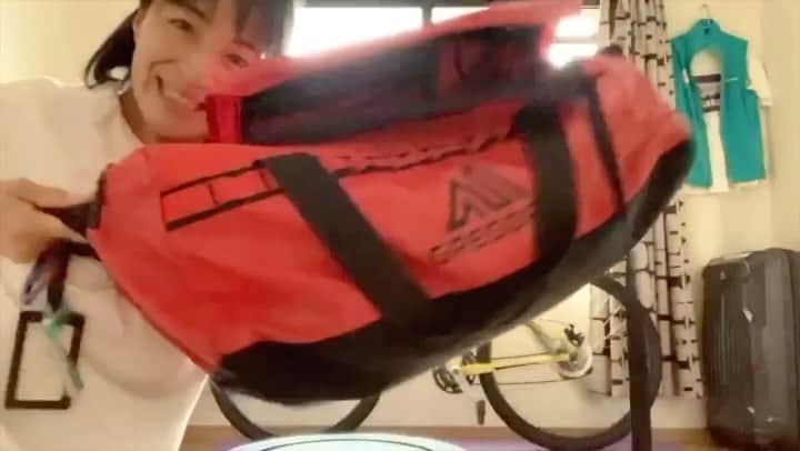 GREGORYのインスタグラム：「《グレゴリーバッグでトレーニング！トレイルランナー上宮逸子さんのおうちトレーニングをご紹介！》﻿ ﻿ ① お手持ちのバッグにお好みの重さまで、ペットボトル等の重りを入れていきます。衣類、タオルなどを一緒に入れておくと、落としたり、ぶつけたりしてしまった時に怪我になりくいです。﻿ ﻿ ② 背筋強化の為のデッドリフトです。腕は真っ直ぐにしたままで、上体を上げ、カバンを持ち上げます。この時、背中が丸くならないようにするのがポイント！また、持ち上げるタイミングで、お尻をキュッとしめるとお尻にも効いてきます。﻿ ﻿ ③ バッグを持ったまま、ぐるっと回すと、腹筋、横腹、背筋、そして、体幹のトレーニングになります。カバンが後ろに行った時に反らし過ぎると腰を痛めやすいので気を付けましょう。﻿ ﻿ 荷物の重さや回数はくれぐれも無理しないよう気を付けてトライしてみましょう！ ﻿ #Gregory #グレゴリー #上宮逸子 #おうちトレーニング #トレーニング #トレイルランニング #トレラン #trailrunning #training」