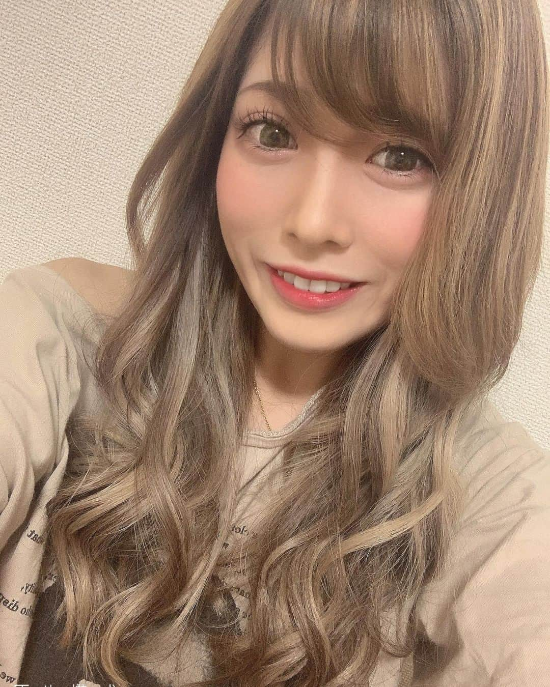 うららさんのインスタグラム写真 - (うららInstagram)「・ ・ ・ ぶろぐ更新しました⭐️ 自撮りを全くしてないので 過去picで勘弁してください⭐️ ・ ヴェルージュ元気に営業 しています🥰わたしわ まだ出勤わ考え中でふ🥺 よかったら遊びに行って みてください💟💟💟 ・ @vellugue_urara_official  @vellugue_keiyo  #ヨルキン#キャバ #西船#船橋#錦糸町 #歌舞伎町#六本木 #お酒好きな人と繋がりたい  #followｍe」5月9日 9時47分 - vellugue_urara_official