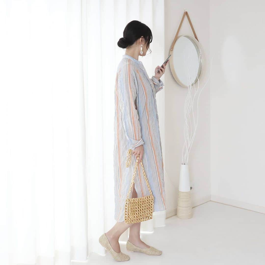 Eri Satoのインスタグラム：「stripe×naturalコーデ · one-piece: @blancbasque shoes: @titivatejp bag: @reedit_official · 先日羽織っていたブランバスクのロングシャツワンピの色違い。 前を全部閉めてワンピースとして。 👉シャーリングストライプワンピース【BB02-411】 · 私が着るとちょっと丈が短かいかな😂 ナチュラルな雰囲気なのでウッドビーズのバッグとも相性が良い✨ · @blancbasque のトップのURLから買えるのでぜひチェックしてね💛 · #blancbasque #rブランバスク#kalie #シャツワンピ#ワンピース#高身長コーデ#ママコーデ#カジュアルコーデ#ワンピースコーデ #春コーデ#fashion#ootd#outfit#code#coordinate#style#ファッション#コーディネート#コーデ#プチプラ#プチプラコーデ#シンプルコーデ#mamagirl#locari#partegram#カジュアル#お洒落さんと繋がりたい」