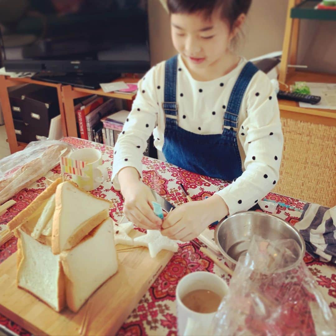 五月女ケイ子さんのインスタグラム写真 - (五月女ケイ子Instagram)「長らくお待たせしました。５年ぶりの春のパン祭りの開催です。 いま、パン神輿を製作中。 （パンは後で、美味しくいただきます） #春のパン祭り」5月9日 9時56分 - keikosootome